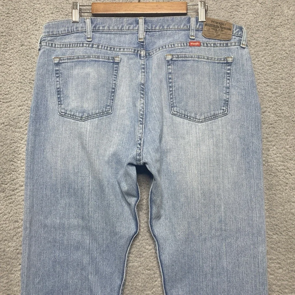 Wrangler Jeans Men 38x30 Blue Denim Light Wash Regular Fit Straight Leg